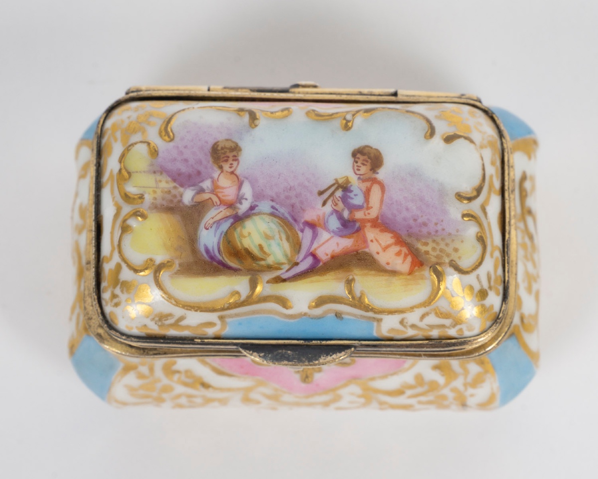 Miniature petit coffret en porcelaine, fin XIXème siècle 