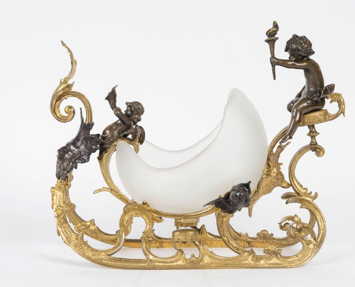 Une caleche en bronze et verre opalescent, fin XIXème siècle -photo-2
