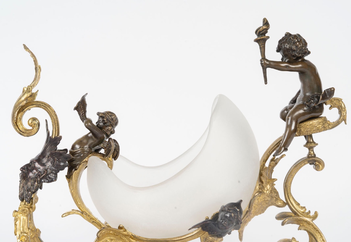 Une caleche en bronze et verre opalescent, fin XIXème siècle -photo-3