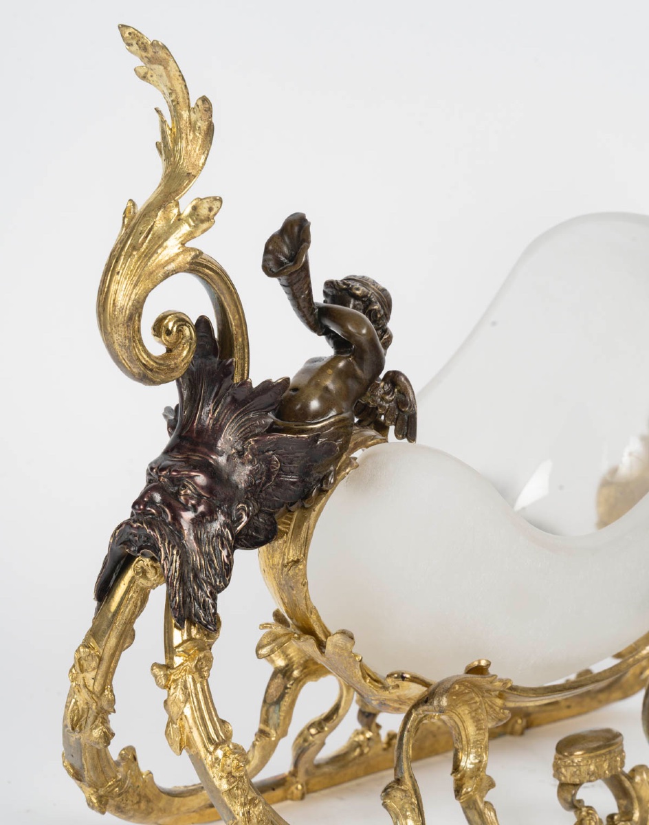 Une caleche en bronze et verre opalescent, fin XIXème siècle -photo-1