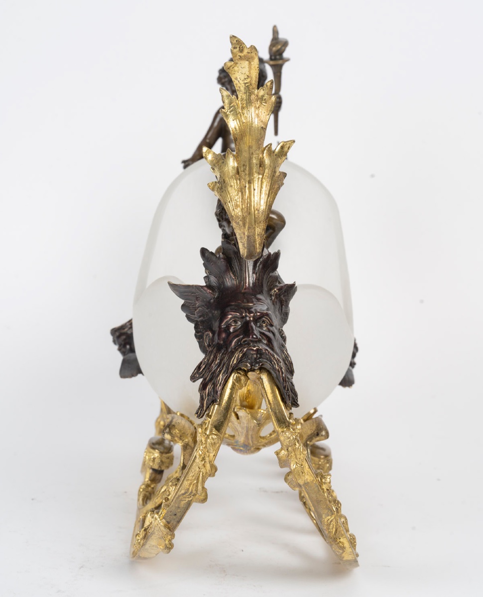 Une caleche en bronze et verre opalescent, fin XIXème siècle -photo-2