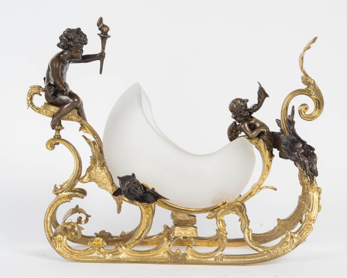 Une caleche en bronze et verre opalescent, fin XIXème siècle -photo-4