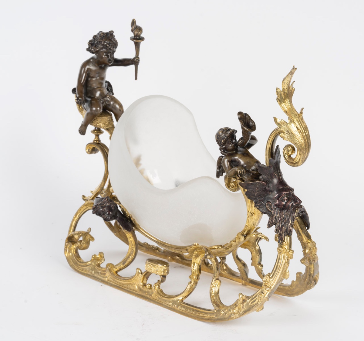 Une caleche en bronze et verre opalescent, fin XIXème siècle 