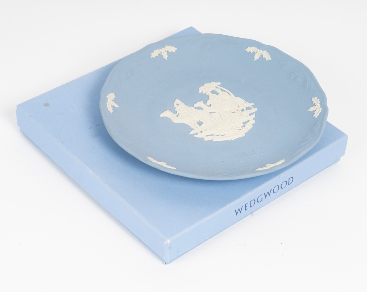 Un plat en WEDGWOOD bleu, époque XXème siècle -photo-2