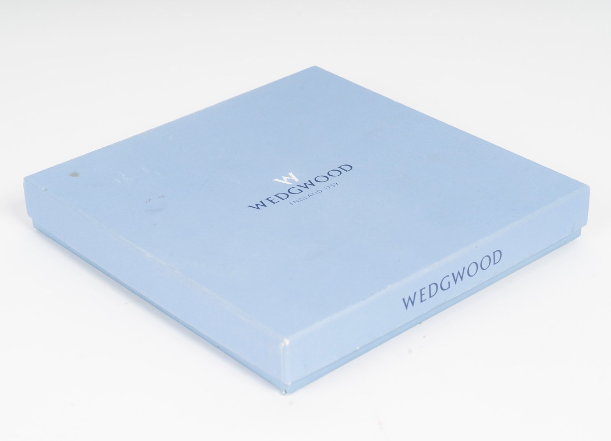 Un plat en WEDGWOOD bleu, époque XXème siècle -photo-1