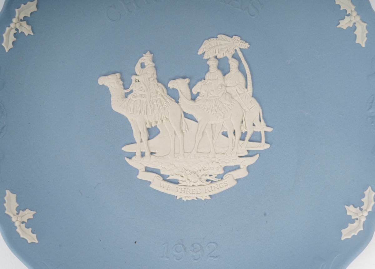 Un plat en WEDGWOOD bleu, époque XXème siècle -photo-4