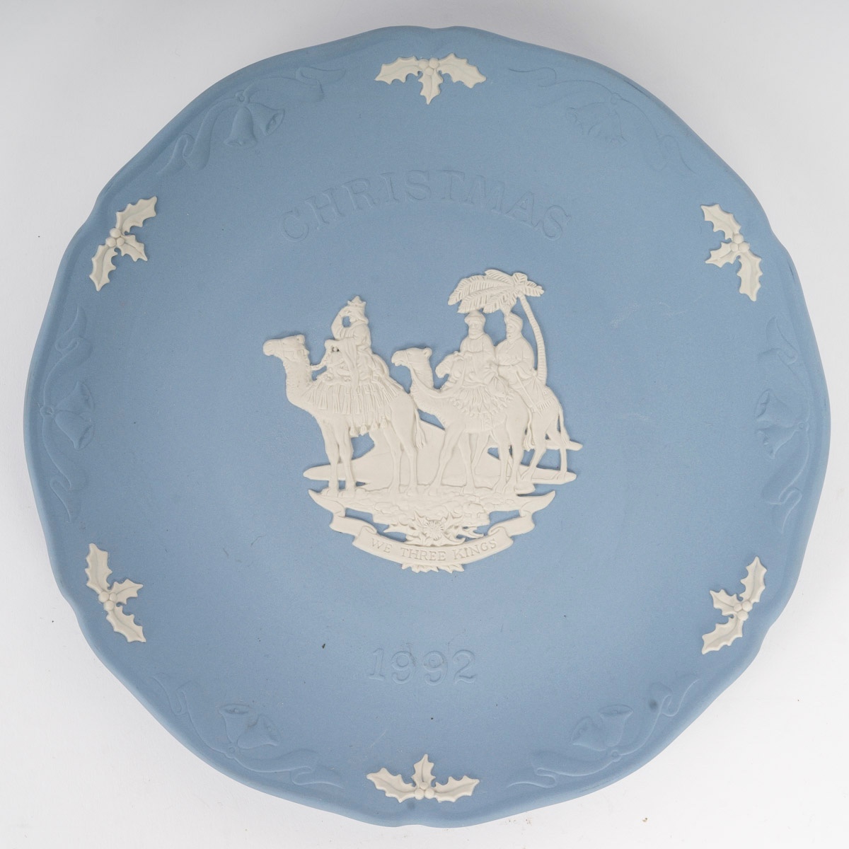Un plat en WEDGWOOD bleu, époque XXème siècle 