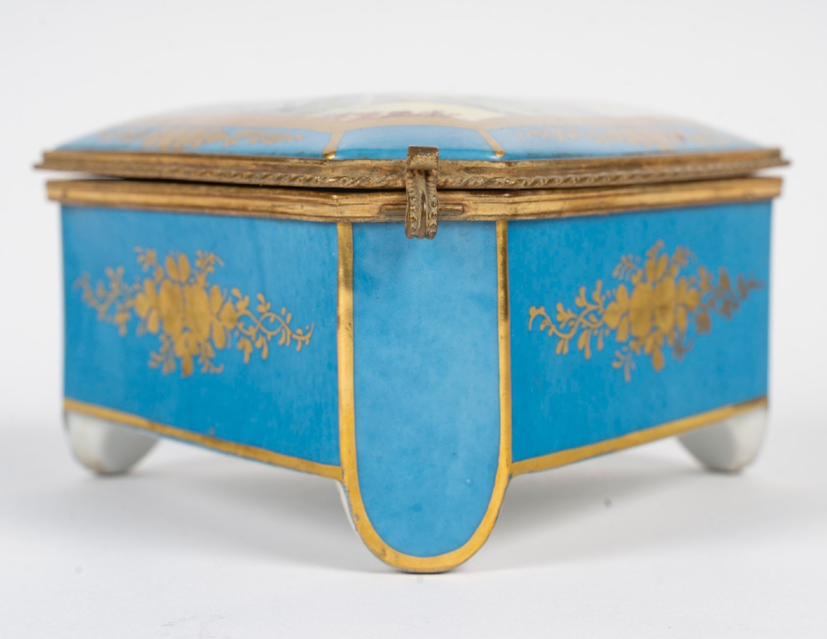 Un coffret à bijoux en porcelaine de Sévres , fin XIXème siècle -photo-1