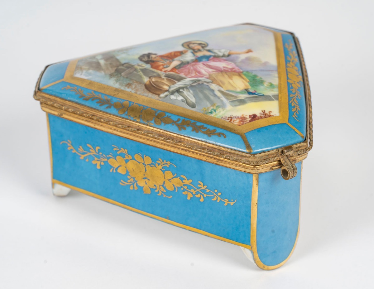 Un coffret à bijoux en porcelaine de Sévres , fin XIXème siècle -photo-2