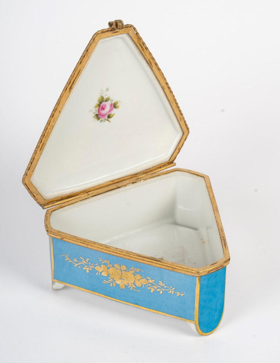 Un coffret à bijoux en porcelaine de Sévres , fin XIXème siècle -photo-4