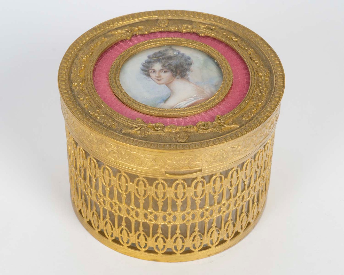 A Gilt Bronze And Pink Enamel Jewelry Box, XIXth Century