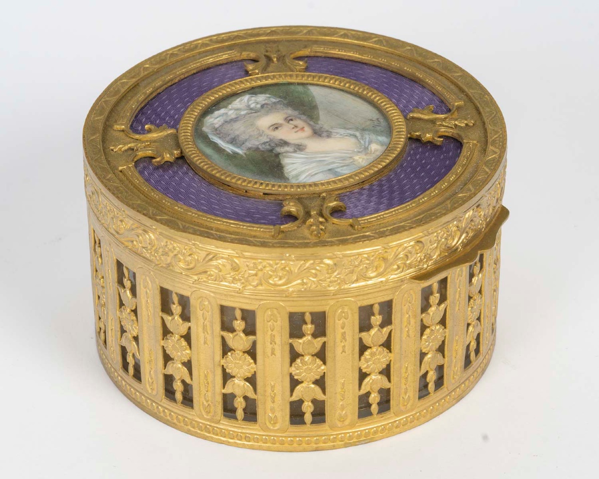 Un coffret à bijoux en bronze doré et émail violet, époque XIXème siècle