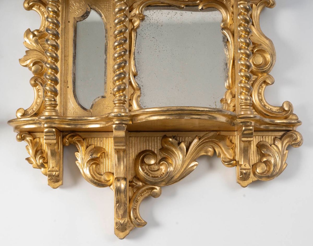 Une paire d'étagères en bois doré en bois sculpté et doré de style nap III, fin XIXème siècle -photo-1