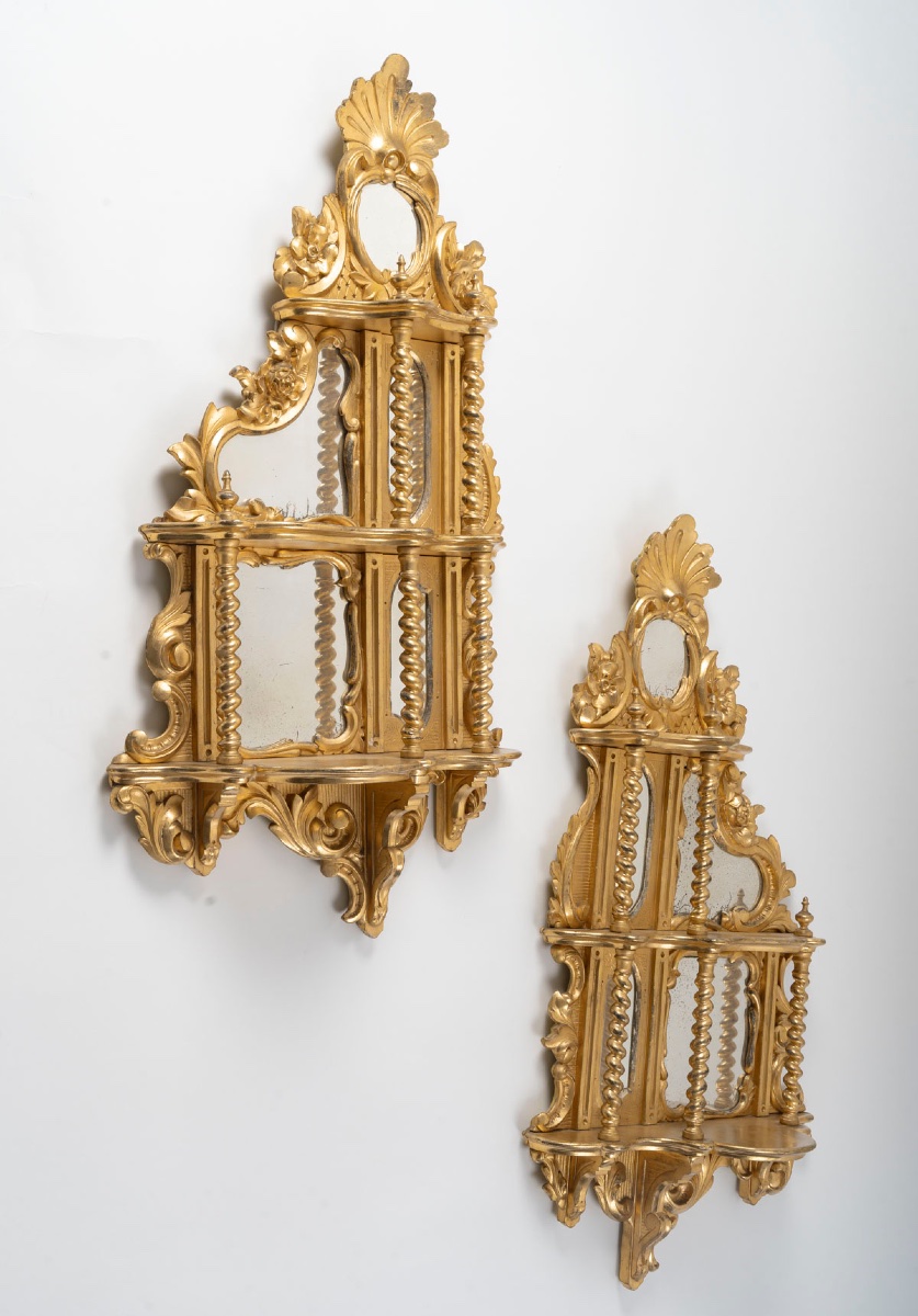 Une paire d'étagères en bois doré en bois sculpté et doré de style nap III, fin XIXème siècle -photo-2