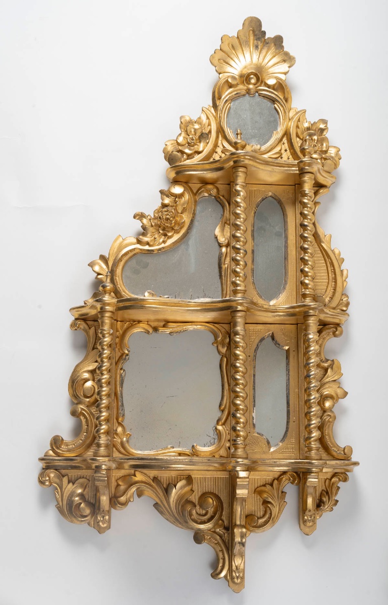 Une paire d'étagères en bois doré en bois sculpté et doré de style nap III, fin XIXème siècle -photo-3