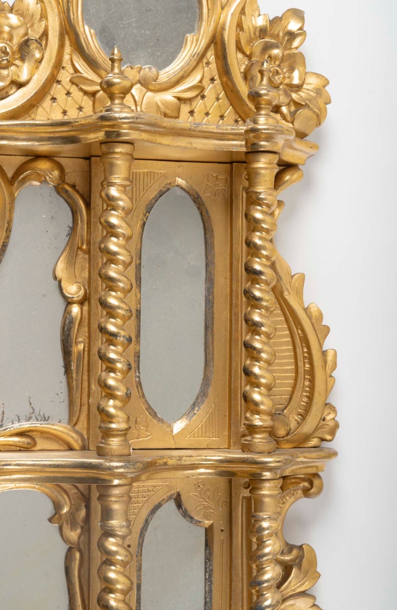 Une paire d'étagères en bois doré en bois sculpté et doré de style nap III, fin XIXème siècle -photo-5