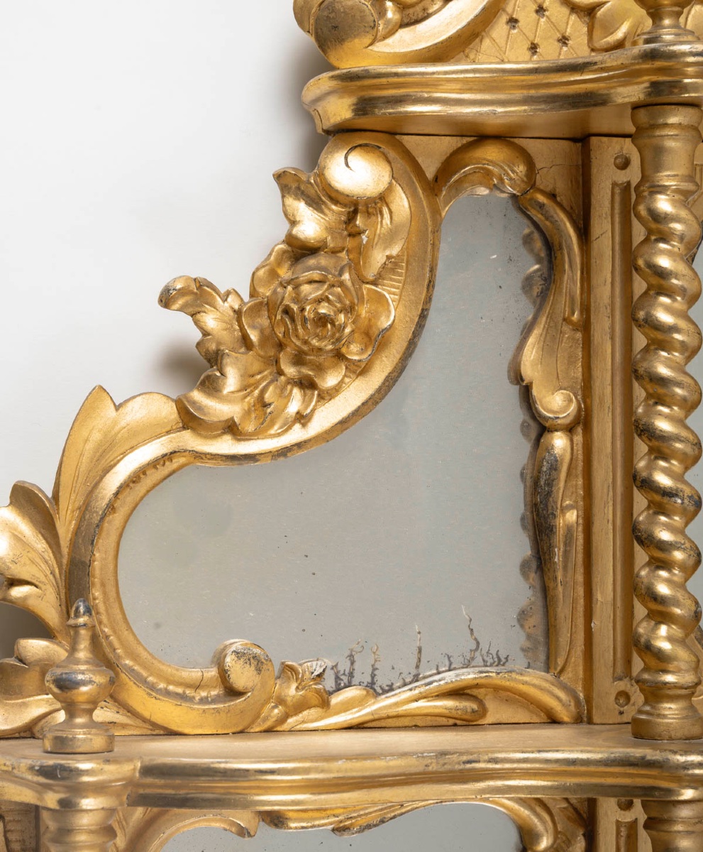 Une paire d'étagères en bois doré en bois sculpté et doré de style nap III, fin XIXème siècle -photo-6