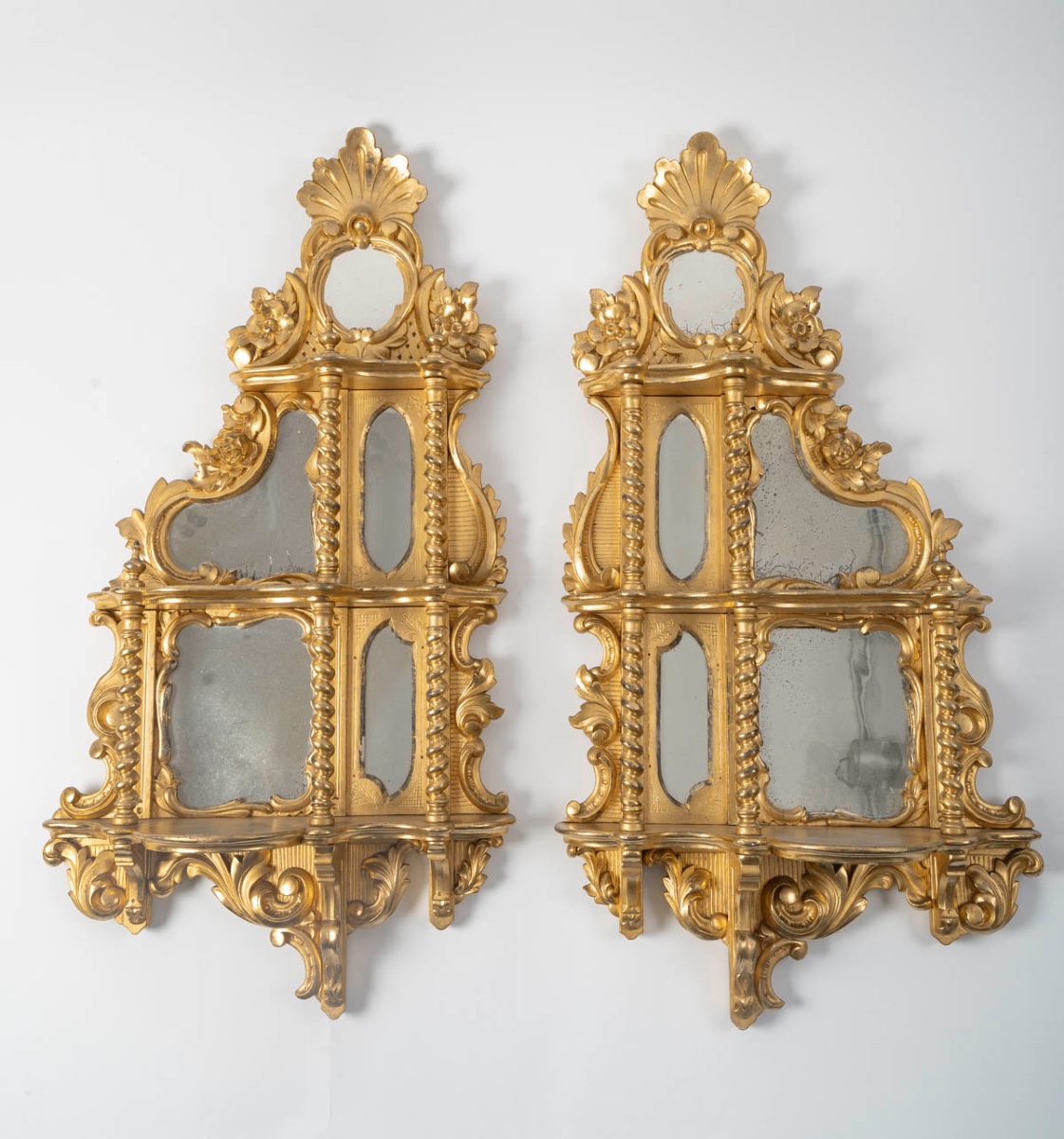 Une paire d'étagères en bois doré en bois sculpté et doré de style nap III, fin XIXème siècle 
