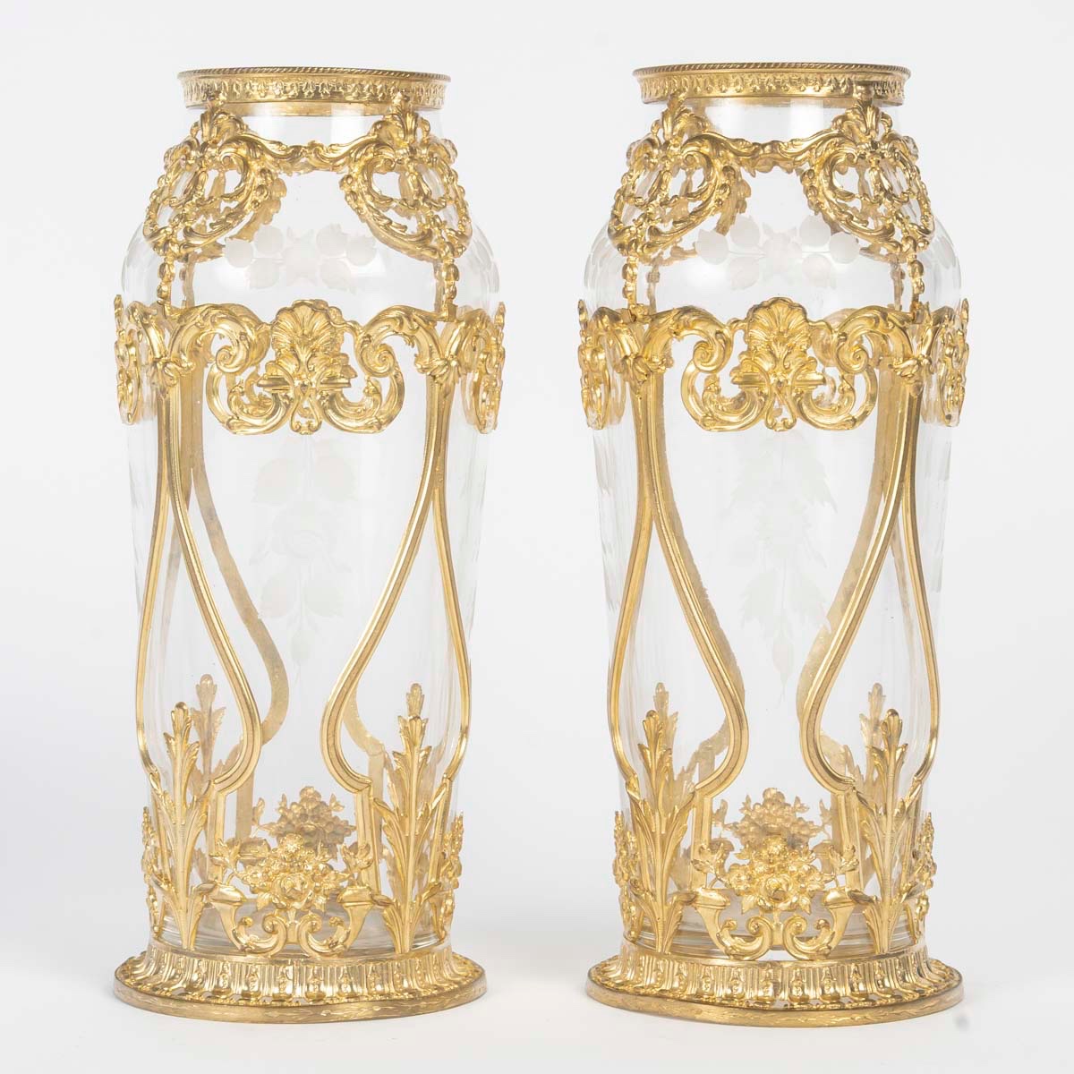 Une paire de vases en cristal gravé et bronze doré, époque XIXème siècle 