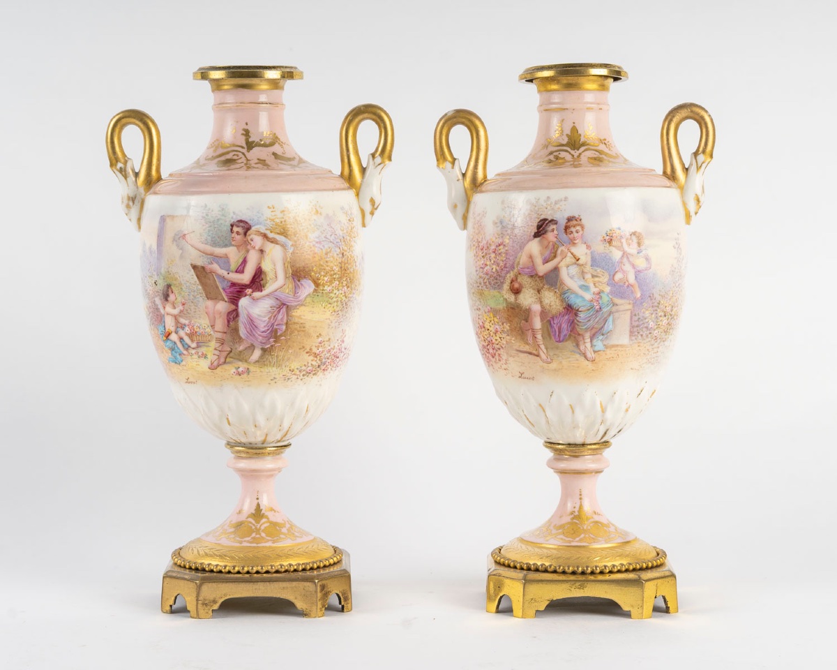 Paire de vases en porcelaine polychrome à décor peint à la main, style Sèvres – Fin XIXᵉ siècle