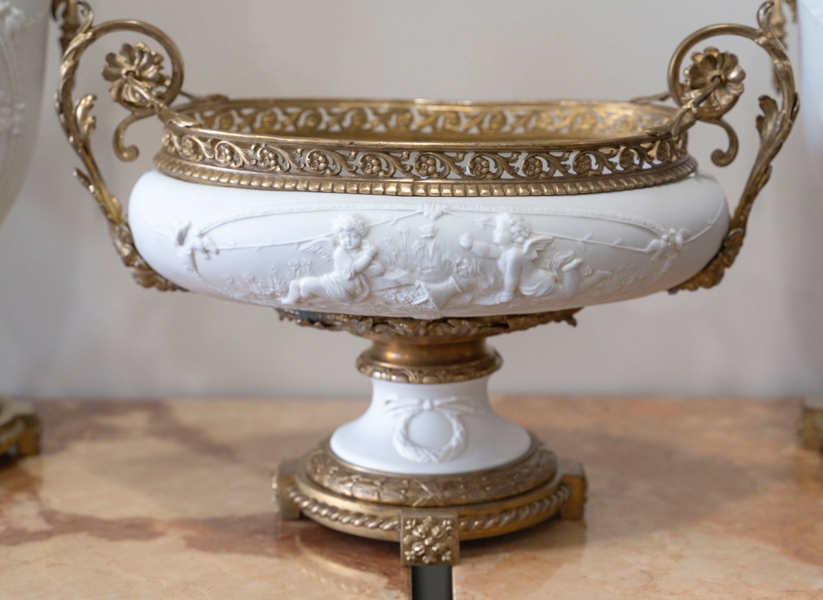 Une garniture en biscuit et bronze doré, XIXème siècle -photo-2