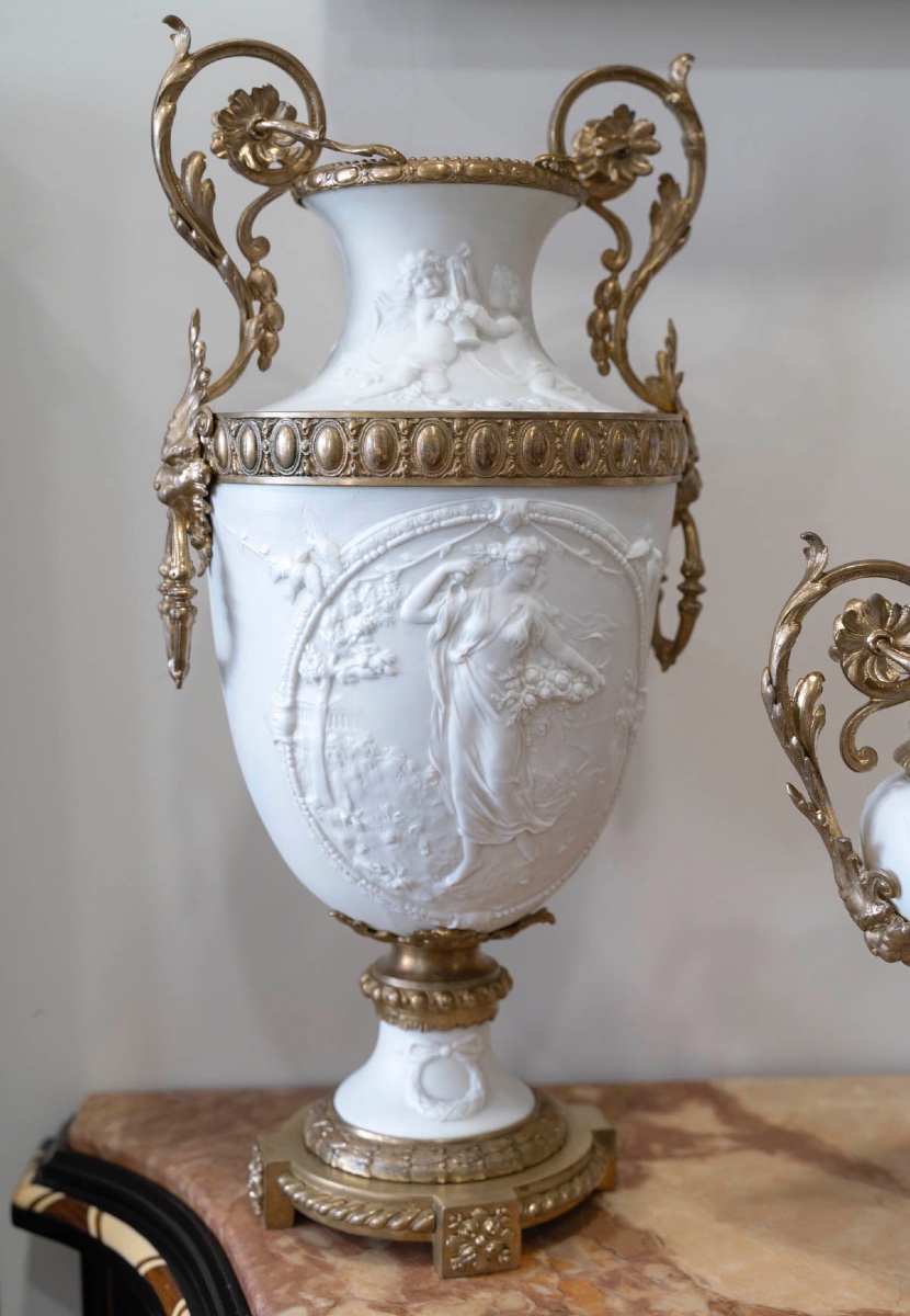 Une garniture en biscuit et bronze doré, XIXème siècle -photo-3