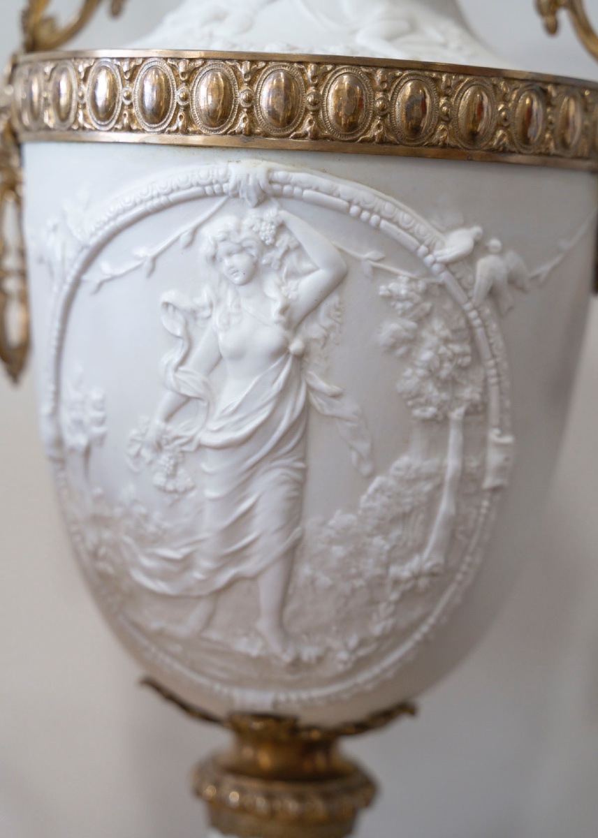 Une garniture en biscuit et bronze doré, XIXème siècle -photo-1