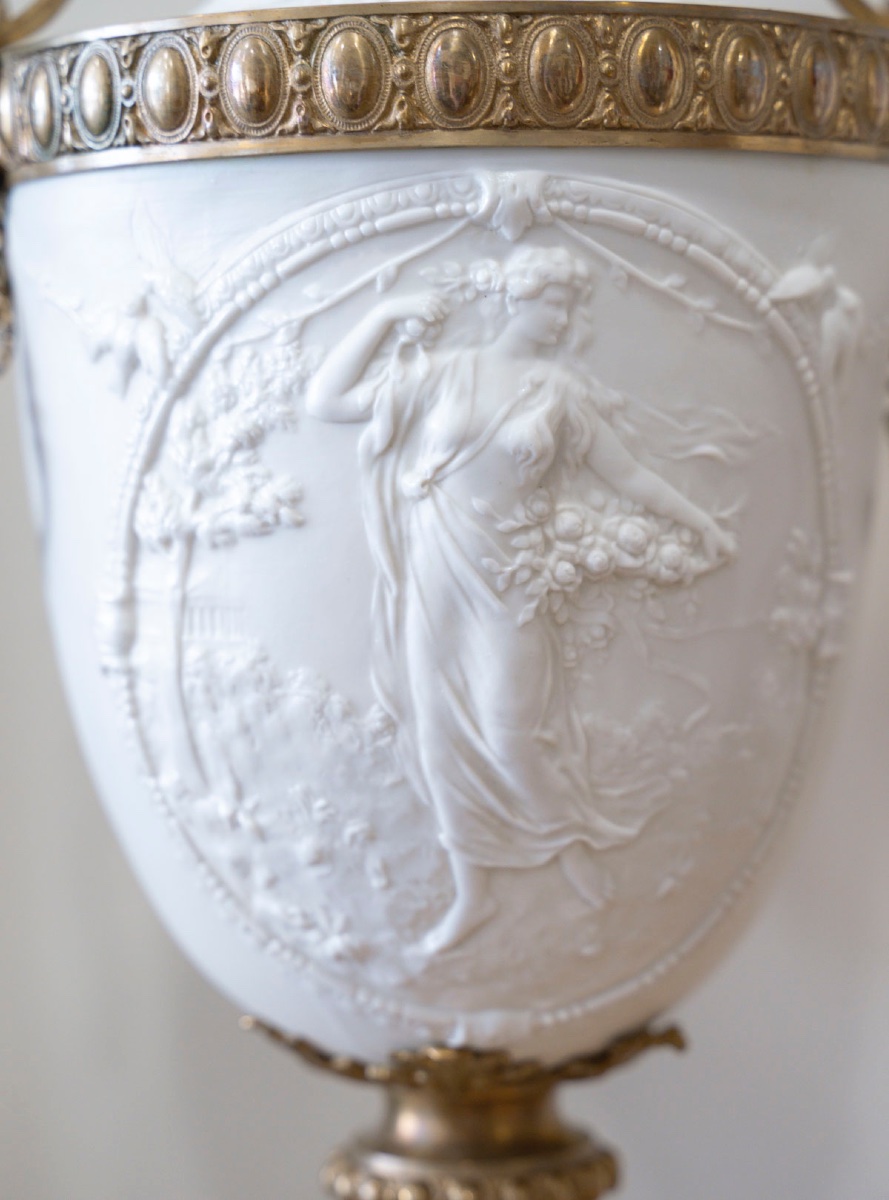 Une garniture en biscuit et bronze doré, XIXème siècle -photo-2