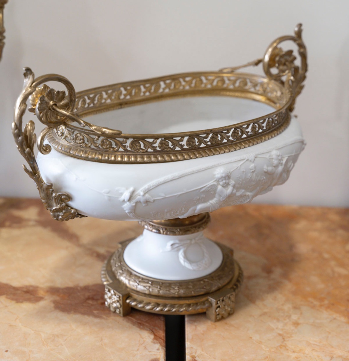 Une garniture en biscuit et bronze doré, XIXème siècle -photo-3