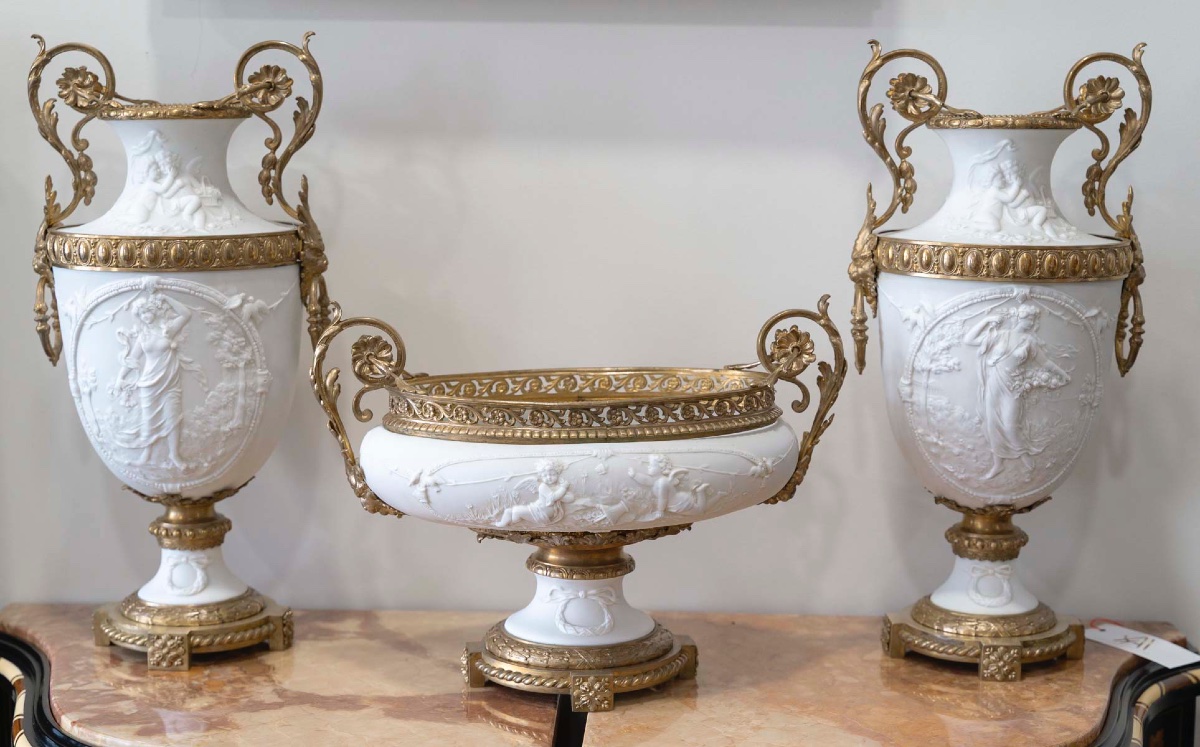 Une garniture en biscuit et bronze doré, XIXème siècle -photo-5