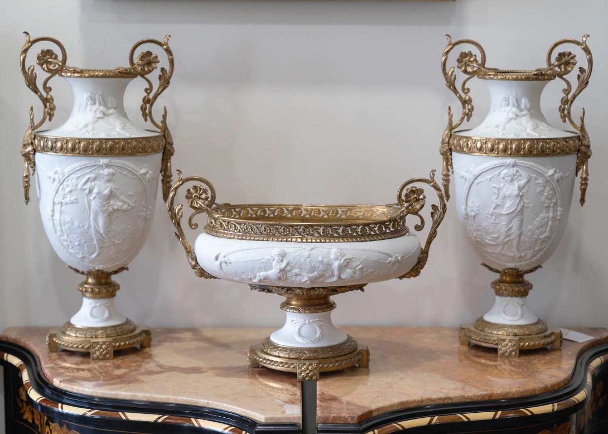 Une garniture en biscuit et bronze doré, XIXème siècle 
