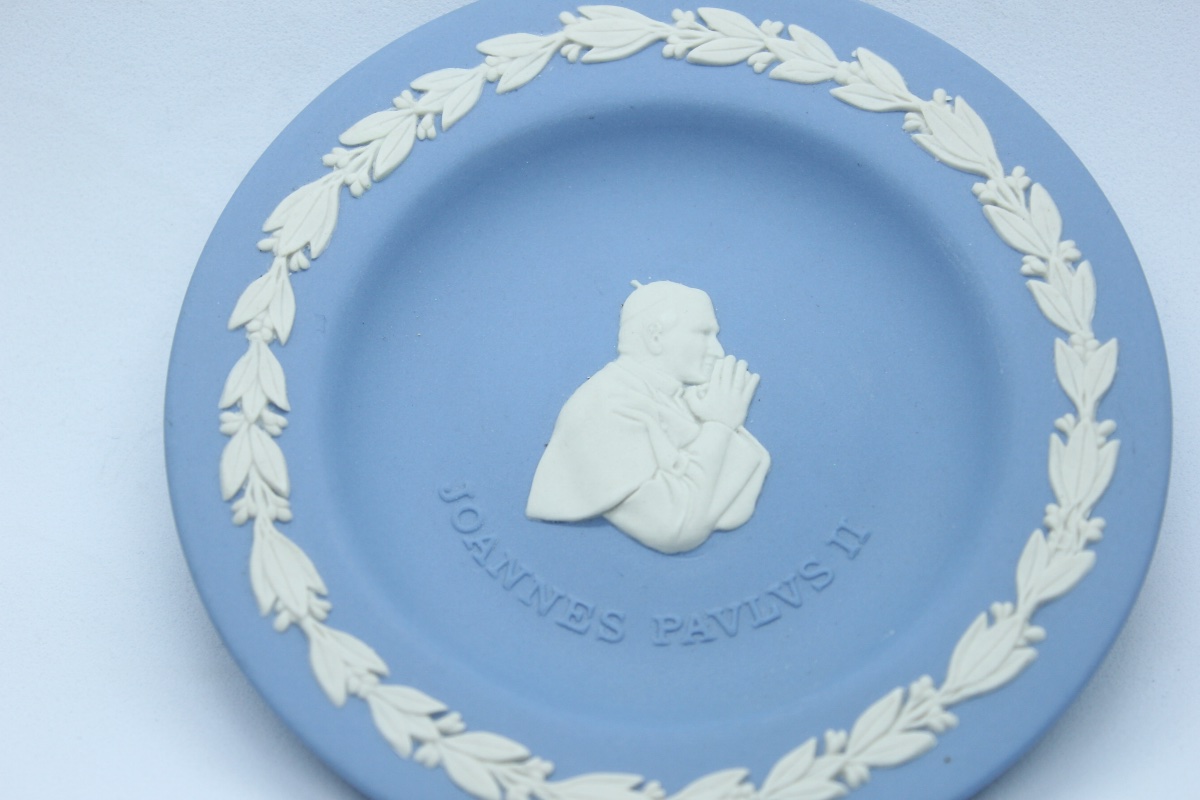 Wedgwood Jasperware Commemorative Cup Featuring The Effigy Of Pope John Paul II – Made In England-photo-2