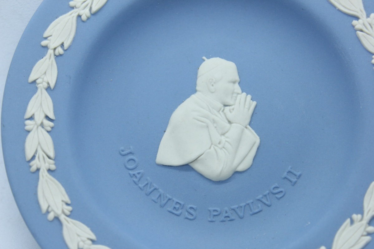 Wedgwood Jasperware Commemorative Cup Featuring The Effigy Of Pope John Paul II – Made In England-photo-2
