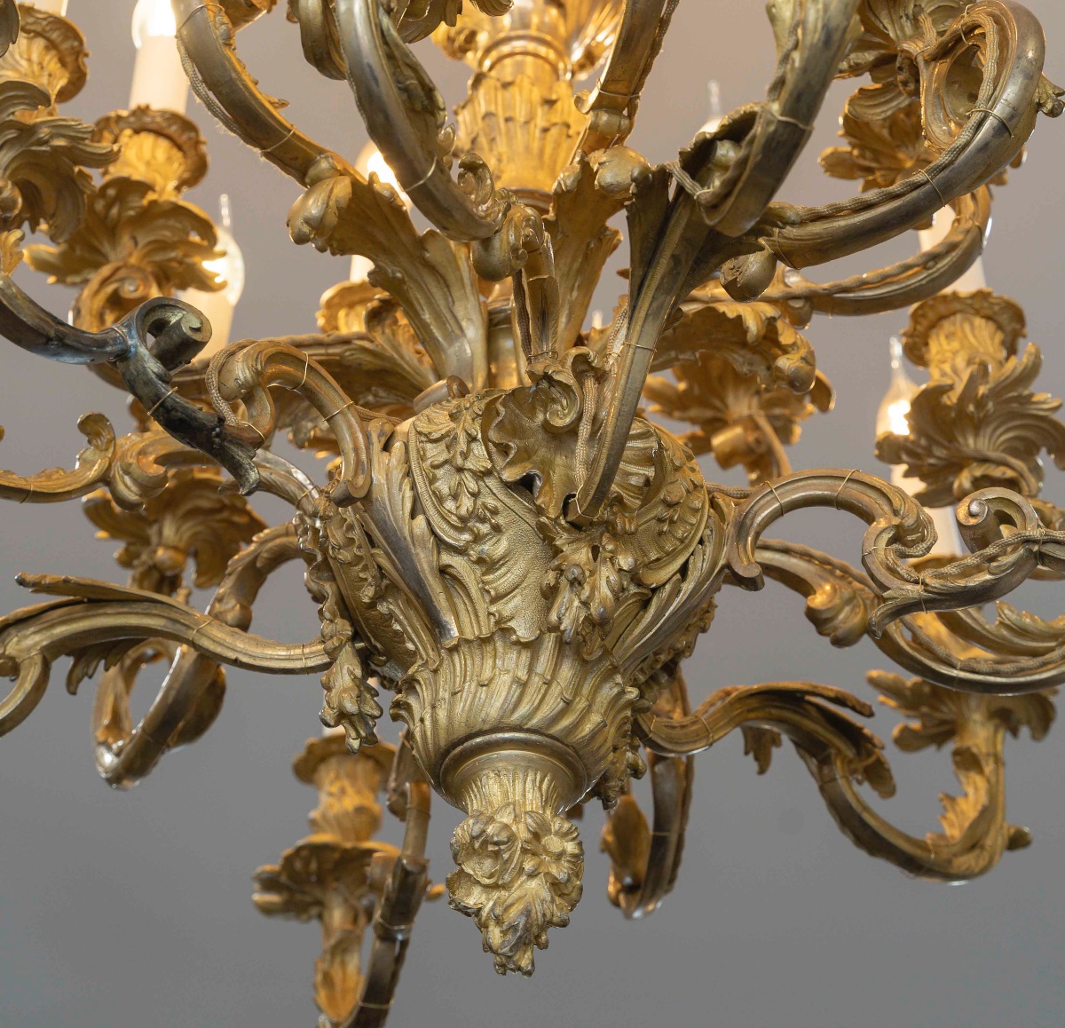 Paire de lustres en bronze doré de style Louis XV  Époque fin du XIXᵉ siècle-photo-6