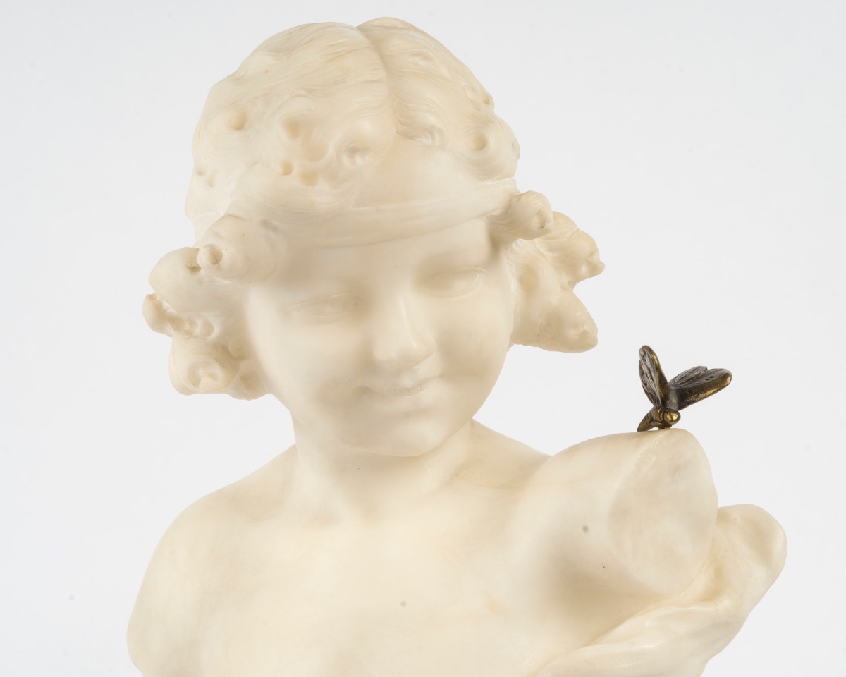 Buste en albâtre d’une jeune fille au papillon, Auguste Carli-photo-2