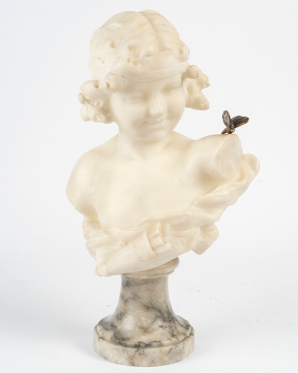 Buste en albâtre d’une jeune fille au papillon, Auguste Carli