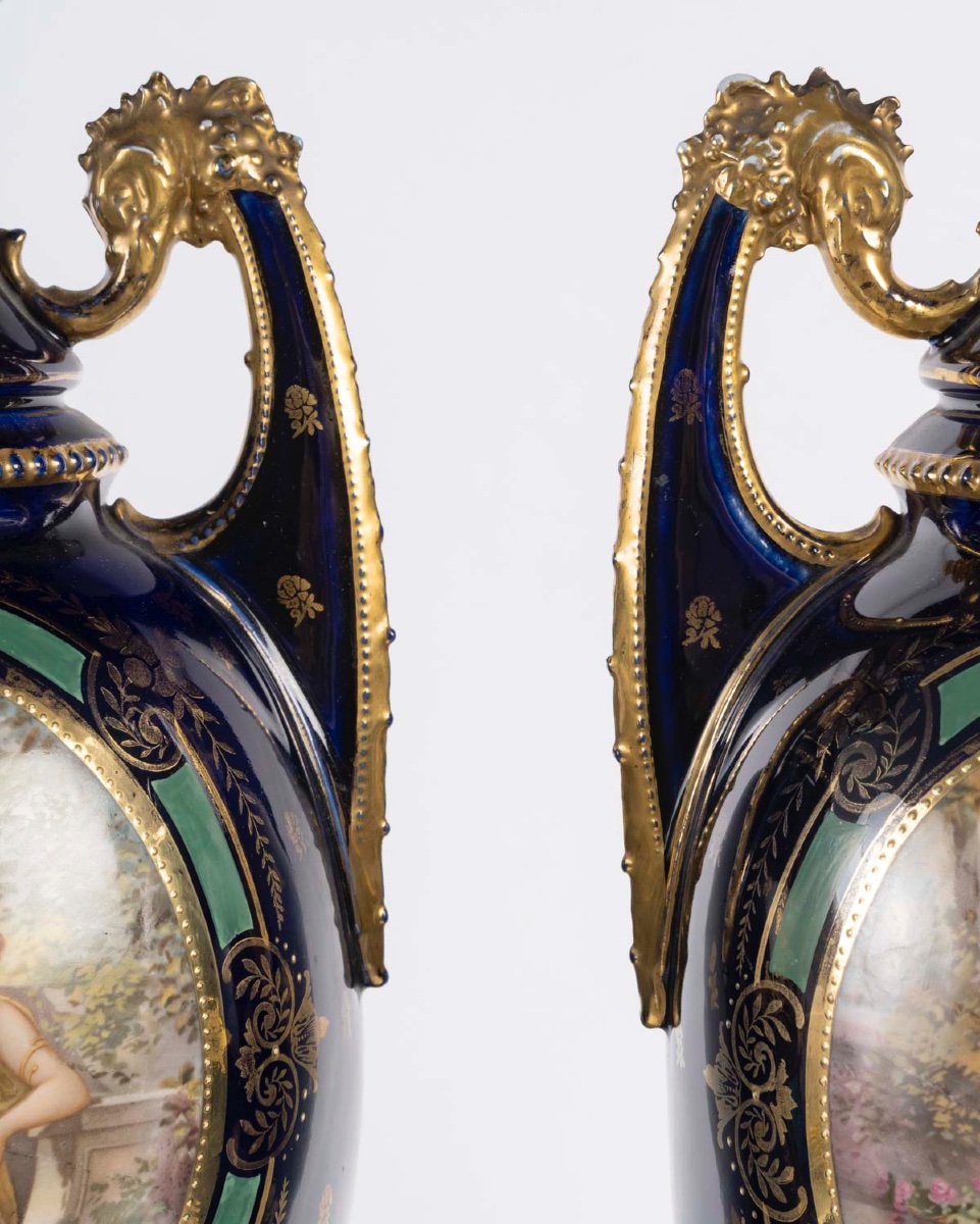 Paire de grands vases couverts en porcelaine de Royal Vienna, époque Napoléon III-photo-2