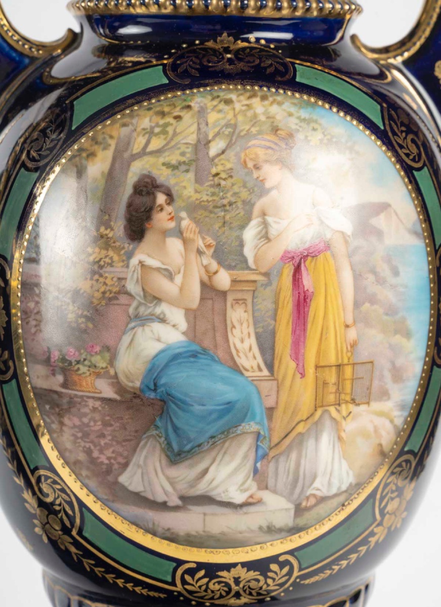 Paire de grands vases couverts en porcelaine de Royal Vienna, époque Napoléon III-photo-4