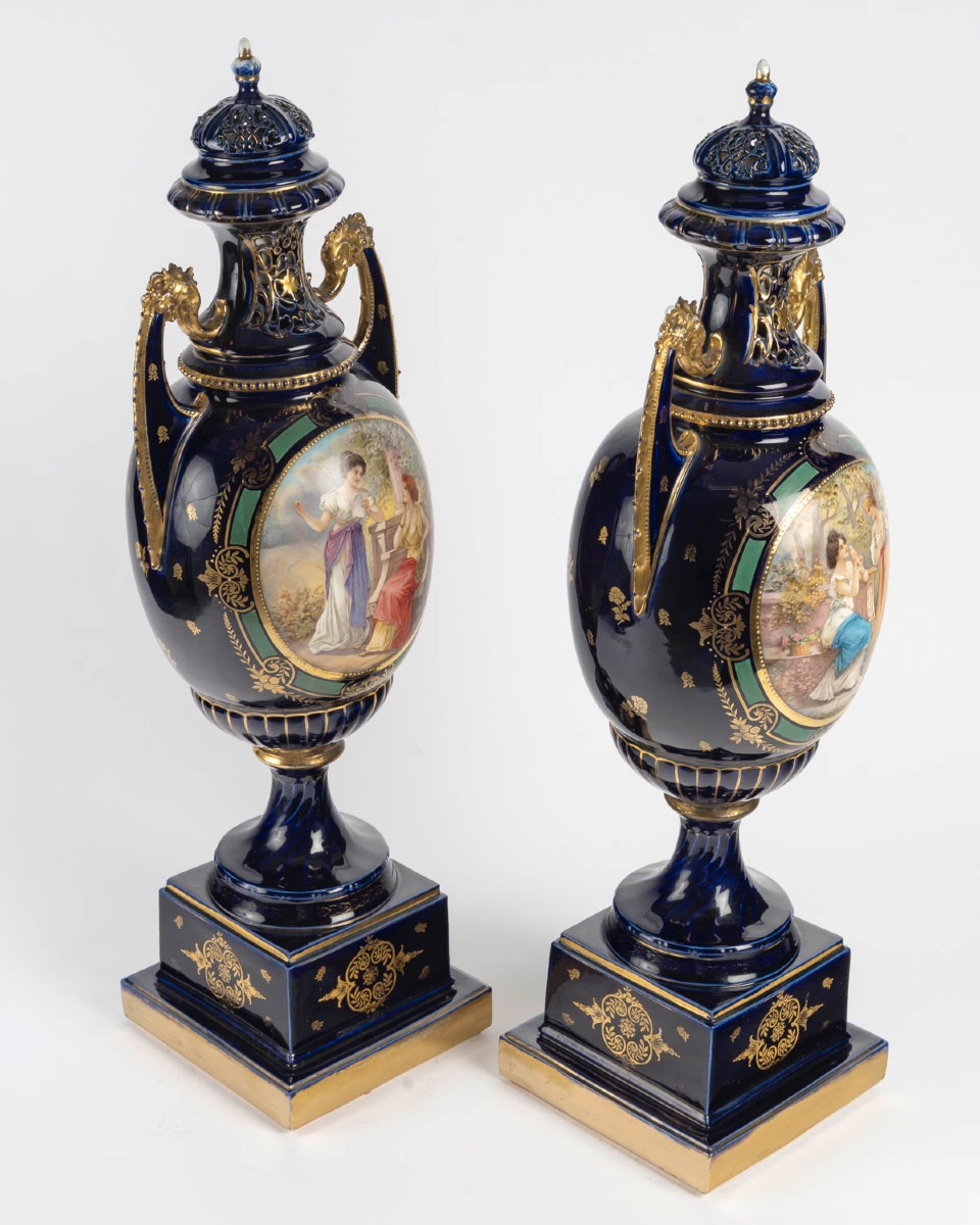 Paire de grands vases couverts en porcelaine de Royal Vienna, époque Napoléon III-photo-1
