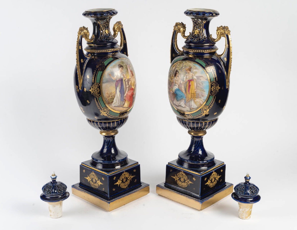 Paire de grands vases couverts en porcelaine de Royal Vienna, époque Napoléon III-photo-2