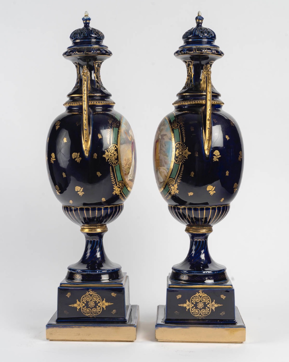 Paire de grands vases couverts en porcelaine de Royal Vienna, époque Napoléon III-photo-3