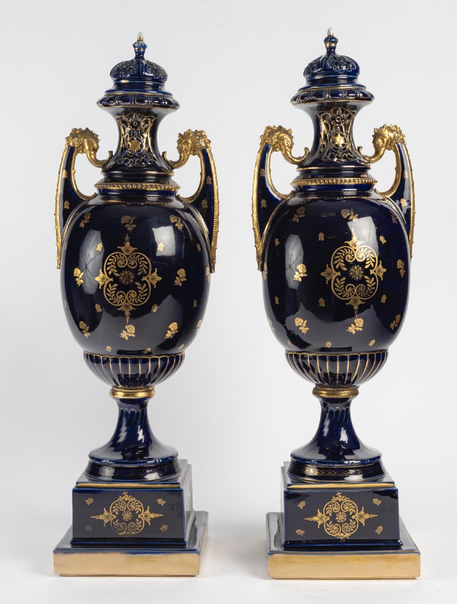 Paire de grands vases couverts en porcelaine de Royal Vienna, époque Napoléon III-photo-4