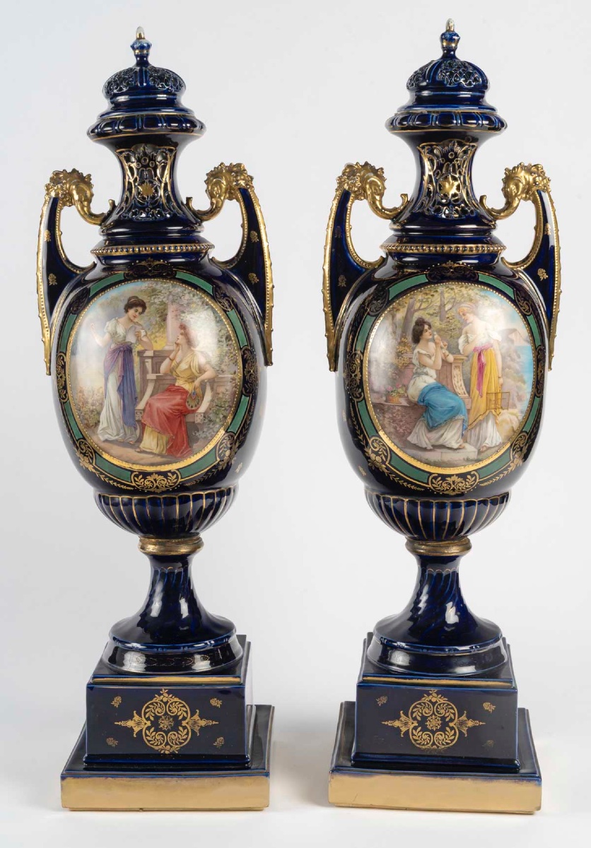 Paire de grands vases couverts en porcelaine de Royal Vienna, époque Napoléon III
