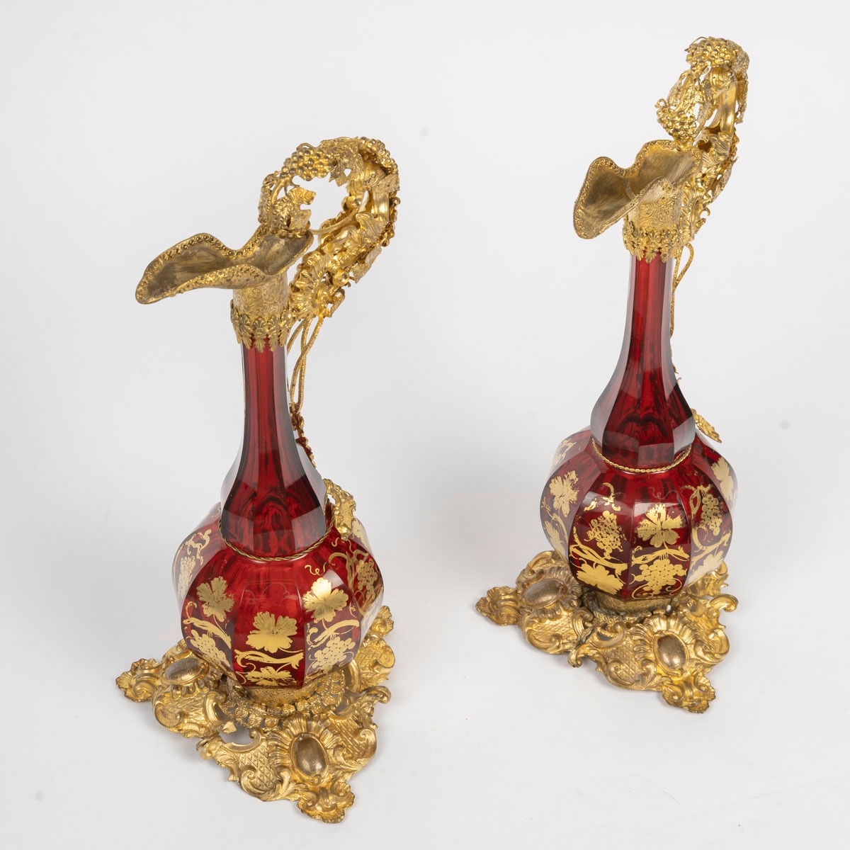 Paire d'aiguières en cristal de Bohême et laiton repoussé – Fin du XIXᵉ siècle-photo-2