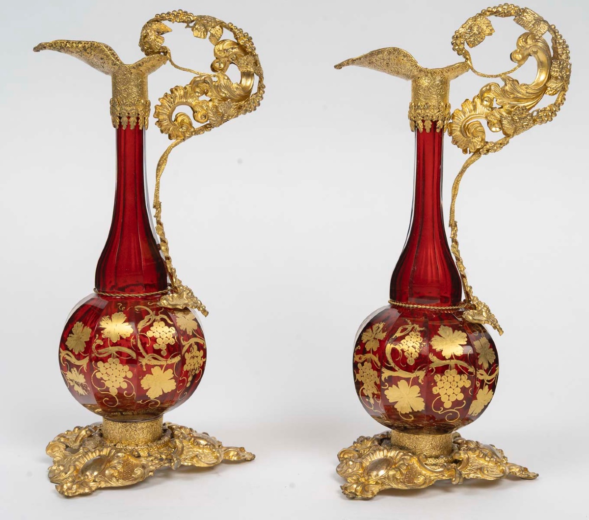 Paire d'aiguières en cristal de Bohême et laiton repoussé – Fin du XIXᵉ siècle-photo-3