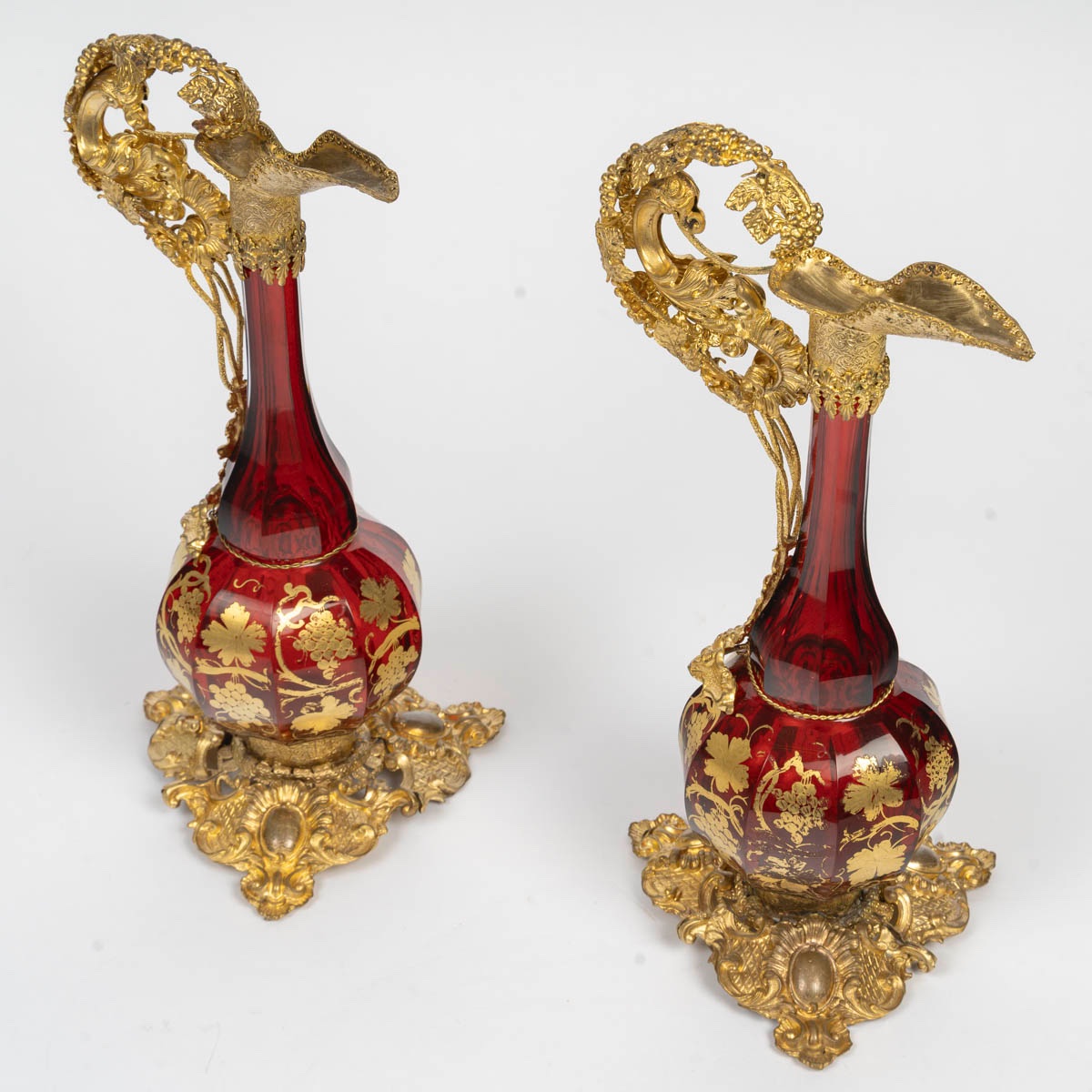 Paire d'aiguières en cristal de Bohême et laiton repoussé – Fin du XIXᵉ siècle-photo-1