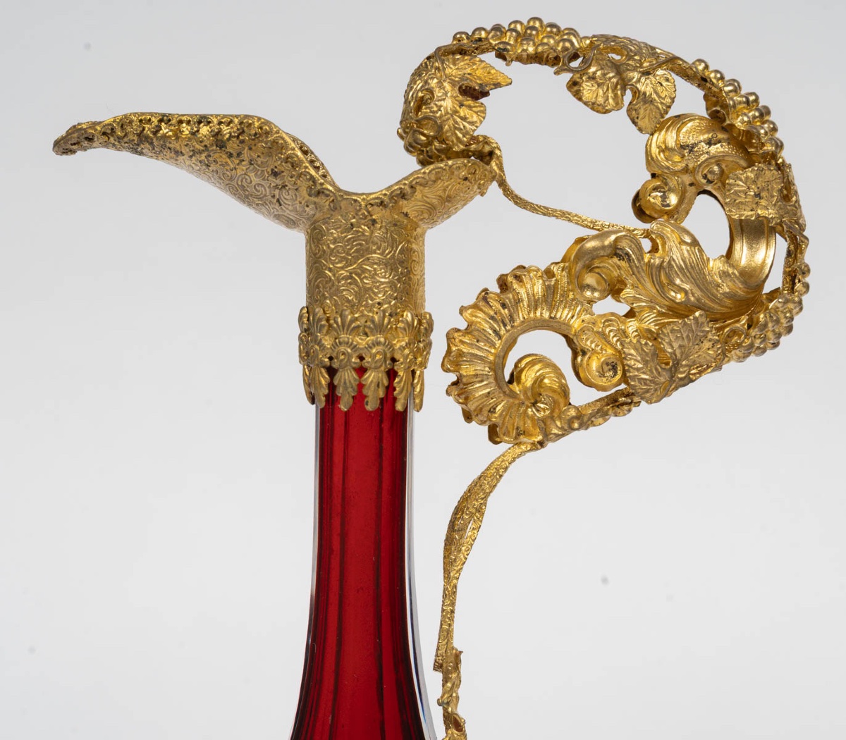 Paire d'aiguières en cristal de Bohême et laiton repoussé – Fin du XIXᵉ siècle-photo-2