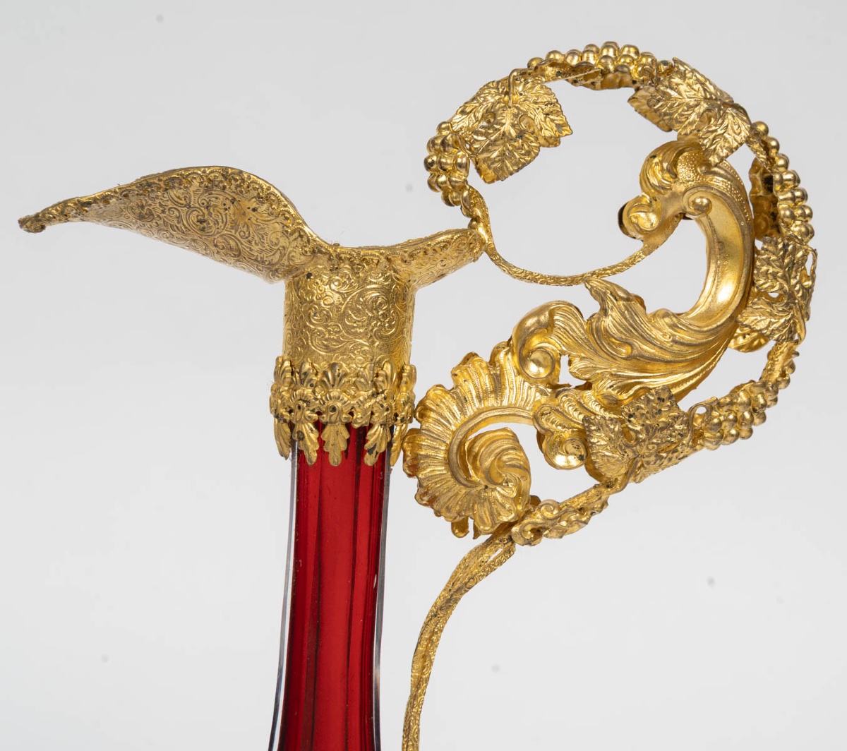 Paire d'aiguières en cristal de Bohême et laiton repoussé – Fin du XIXᵉ siècle-photo-3