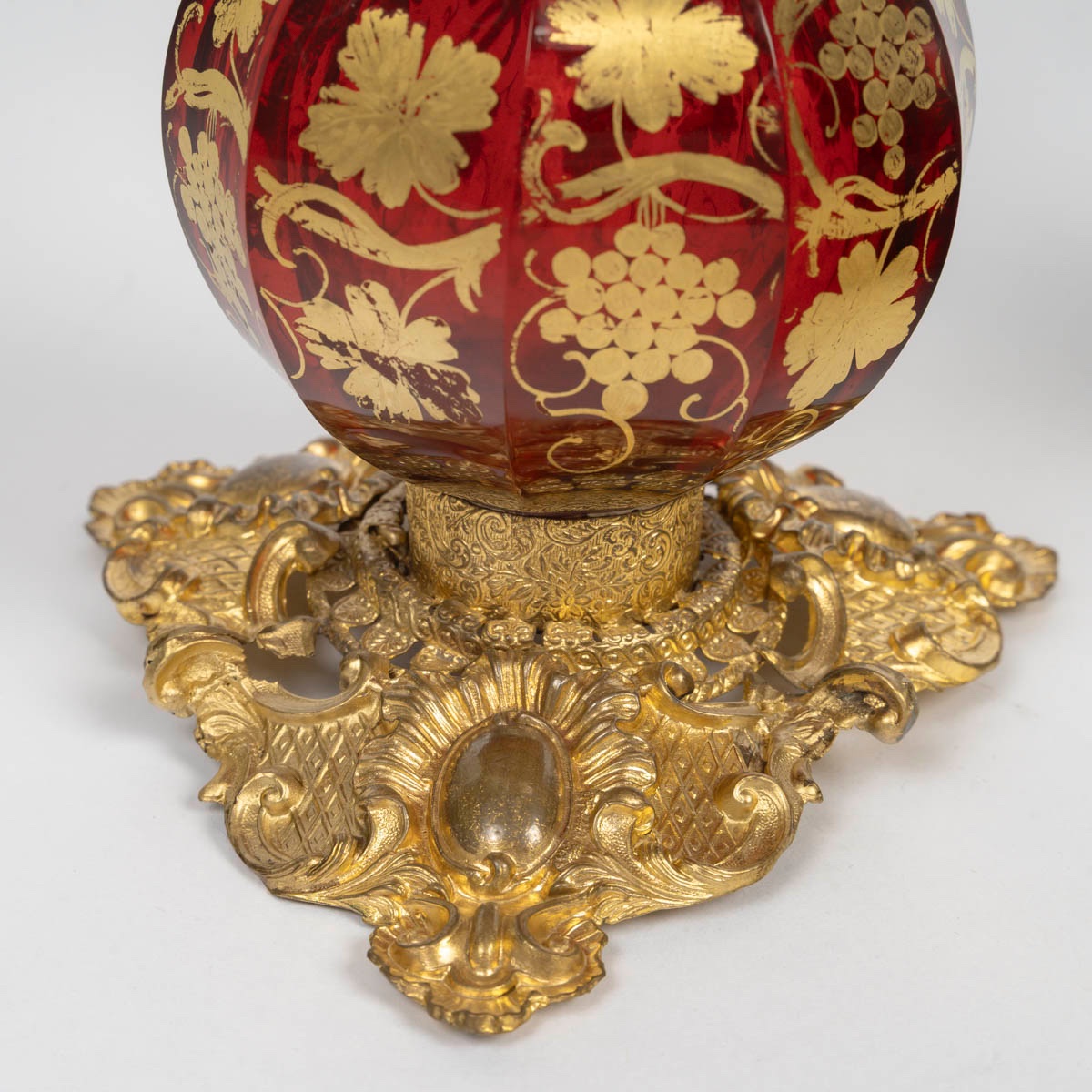 Paire d'aiguières en cristal de Bohême et laiton repoussé – Fin du XIXᵉ siècle-photo-5