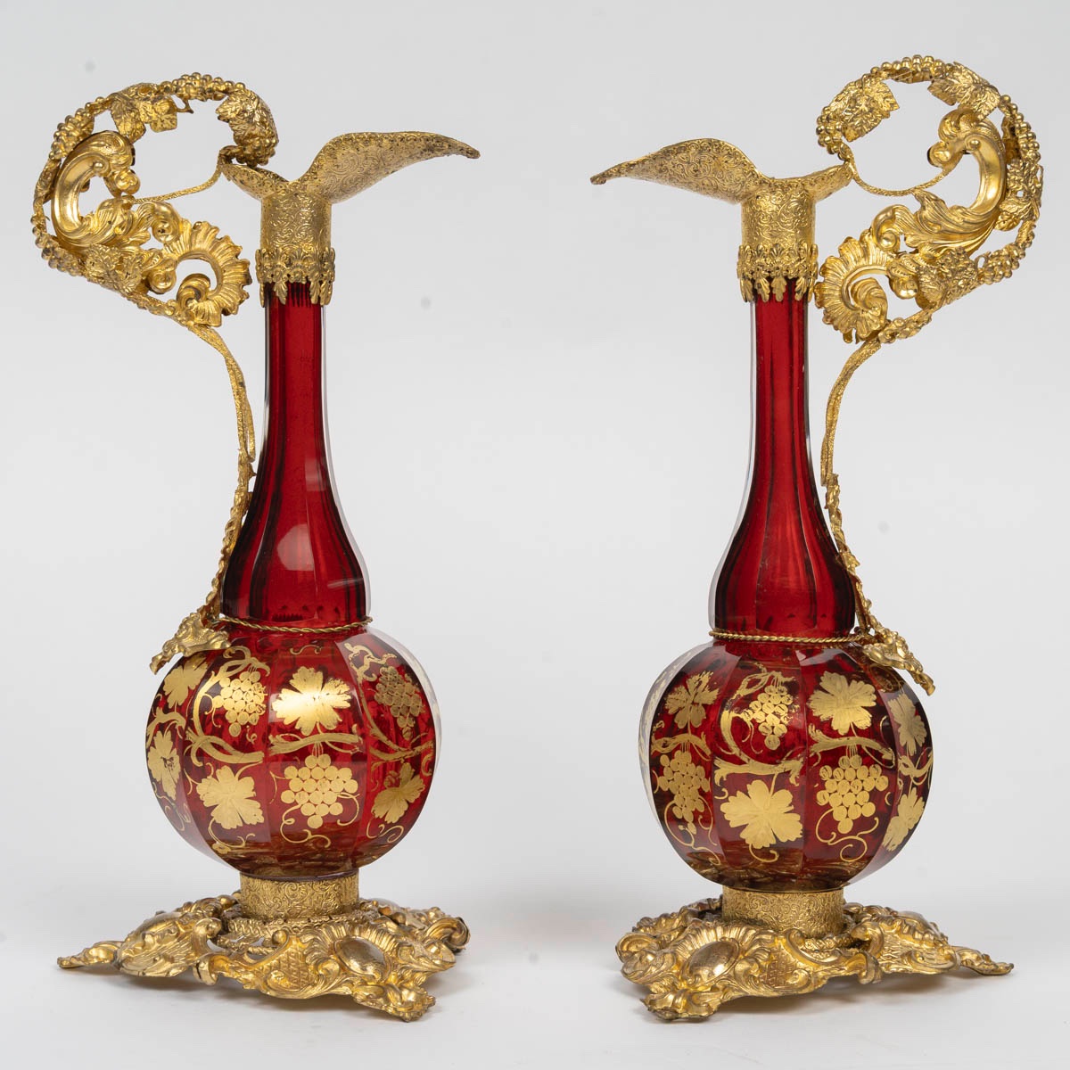 Paire d'aiguières en cristal de Bohême et laiton repoussé – Fin du XIXᵉ siècle